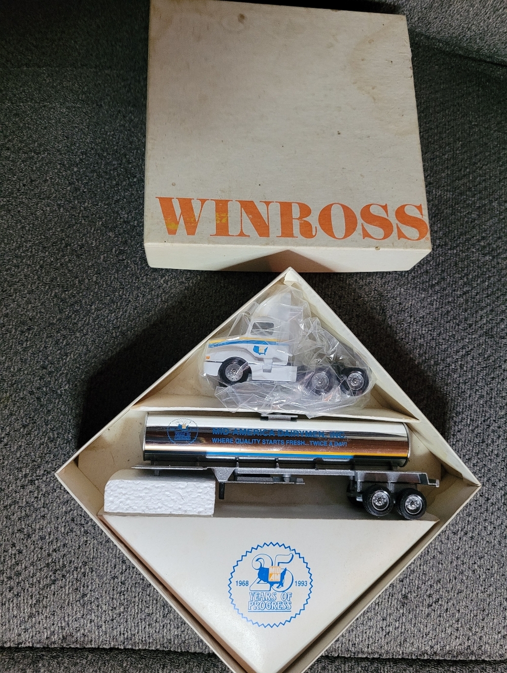 Winross Silver Mid-Alantic Dairymen Inc Tanker Truck  with White Cab (101)